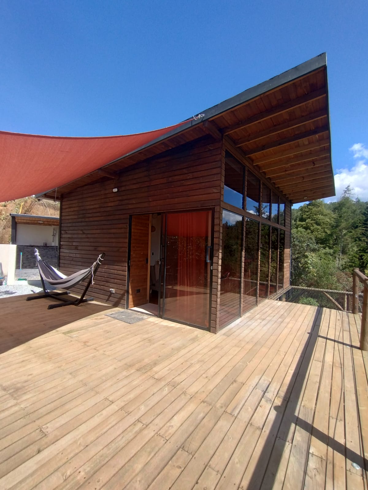 Vista lateral de la cabaña