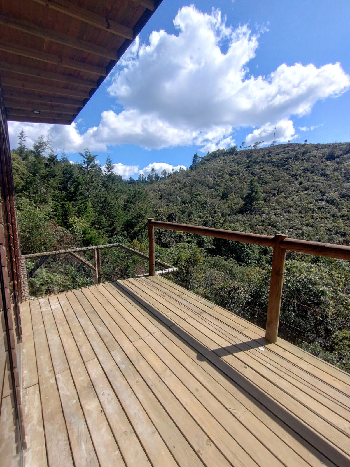 Vista frontal de la cabaña