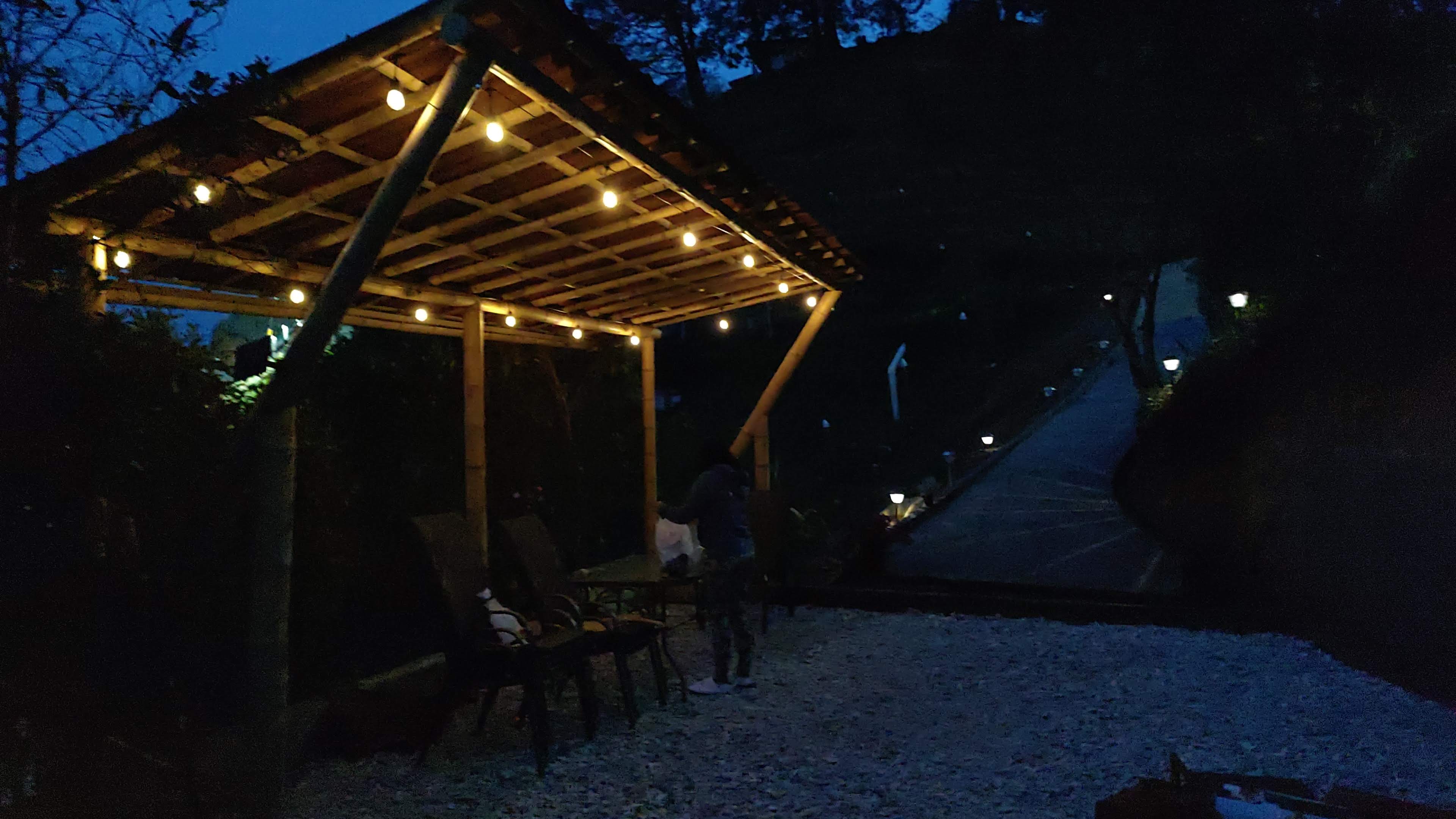 Vista nocturna de la terraza